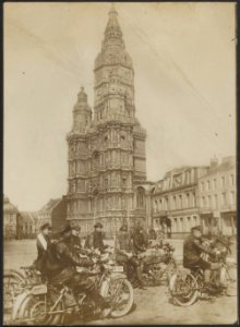 Motorwielrijders (ordonnansen) bij de oude kloostertoren te St. Armand, Bestanddeelnr 158-2375