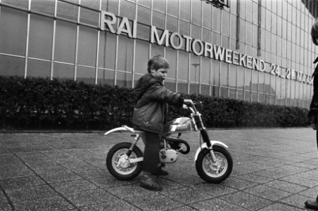 Motorweekend in de RAI te Amsterdam Jongetje op een minimotor, Bestanddeelnr 929-0863