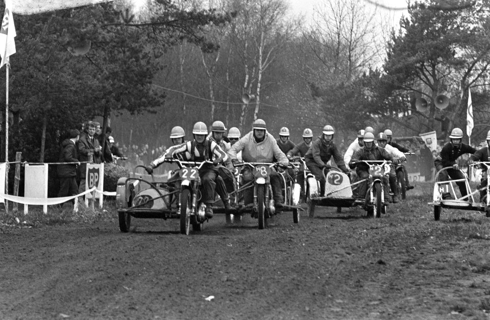 Motorcross Vasse, zijspanrijders in aktie, Bestanddeelnr 919-0616