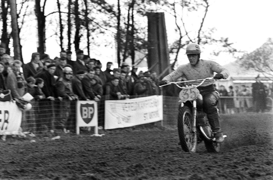 Motorcross in Gemert, de rijders tot en met 250 cc gaan van start, Bestanddeelnr 918-8329