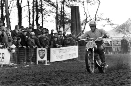Motorcross in Gemert, de rijders tot en met 250 cc gaan van start, Bestanddeelnr 918-8329
