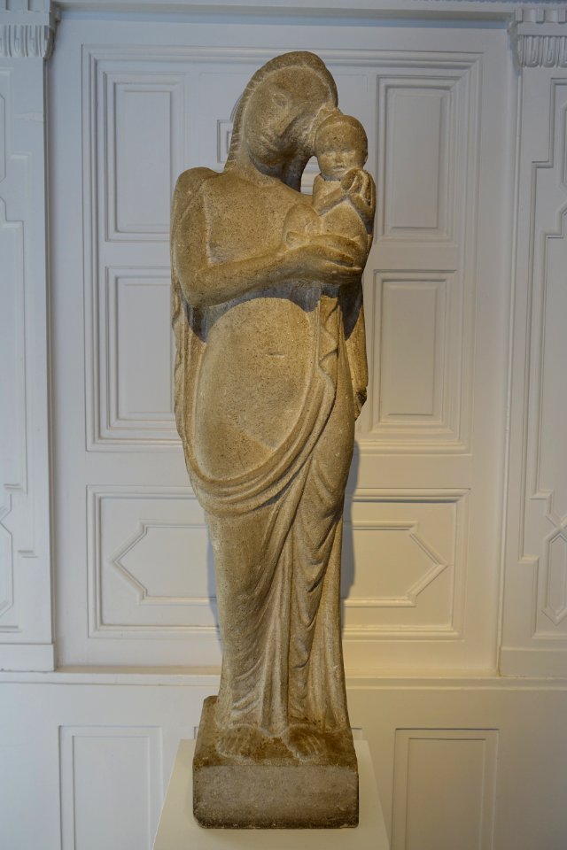 Mother with child II, Bernhard Hoetger, 1913, limestone - Museum Künstlerkolonie Darmstadt - Mathildenhöhe - Darmstadt, Germany - DSC05988