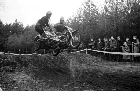 Motorcross Vasse, zijspanrijder C. van Heugten in aktie, Bestanddeelnr 919-0615