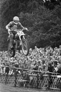 Motorcross van Markelo Heikki Mikkola springend, Bestanddeelnr 927-3560