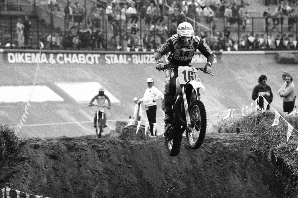 Motorcrossers in aktie tijdens de Stadioncross in het Olympisch Stadion in Amste, Bestanddeelnr 931-6630