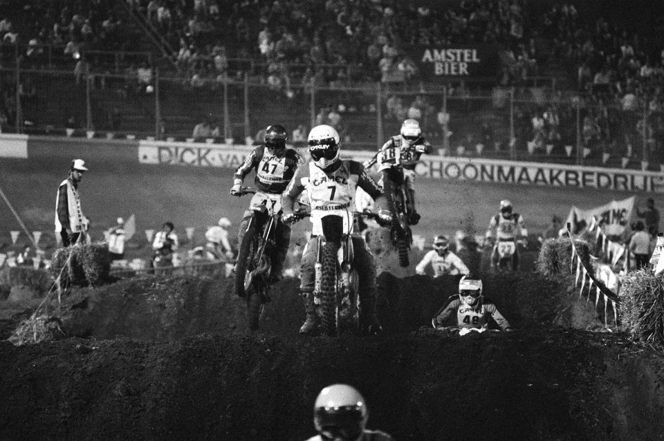 Motorcrossers in aktie tijdens de Stadioncross in het Olympisch Stadion te Amste, Bestanddeelnr 931-6628