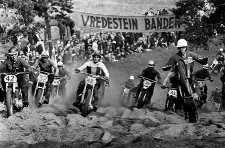 Motorcross in Bergharen, de start van de 500 cc, Bestanddeelnr 917-9960