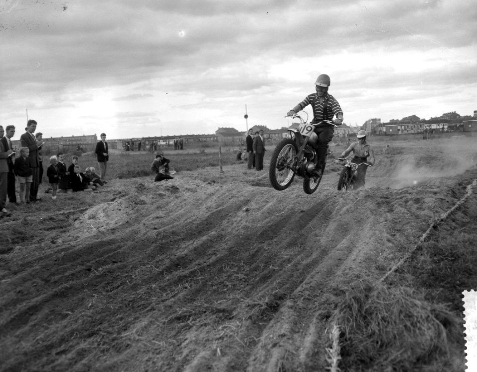 Motorcross te Amsterdam bij de Sloterplas, Vogt, Rudie Boom , daarachter F Sell, Bestanddeelnr 910-7059