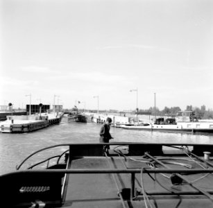 Motorschip bij de sluis in het Grand Canal d'Alsace bij Ottmarsheim met bemanni…, Bestanddeelnr 254-1223