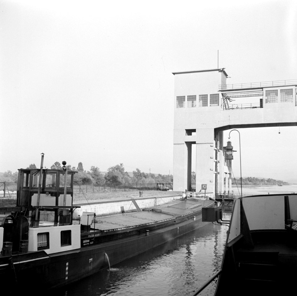 Motorschip in de sluis in het Grand Canal d'Alsace bij Kembs, Bestanddeelnr 254-1234