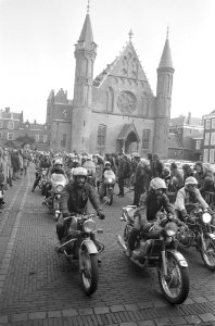 Motorrijders rijden over het Binnenhof, Bestanddeelnr 926-9179