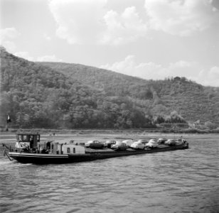 Motorschip beladen met auto's van het type Opel Kapitän, Bestanddeelnr 254-1173