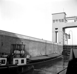 Motorschip in de sluis in het Grand Canal d'Alsace bij Kembs, Bestanddeelnr 254-1235