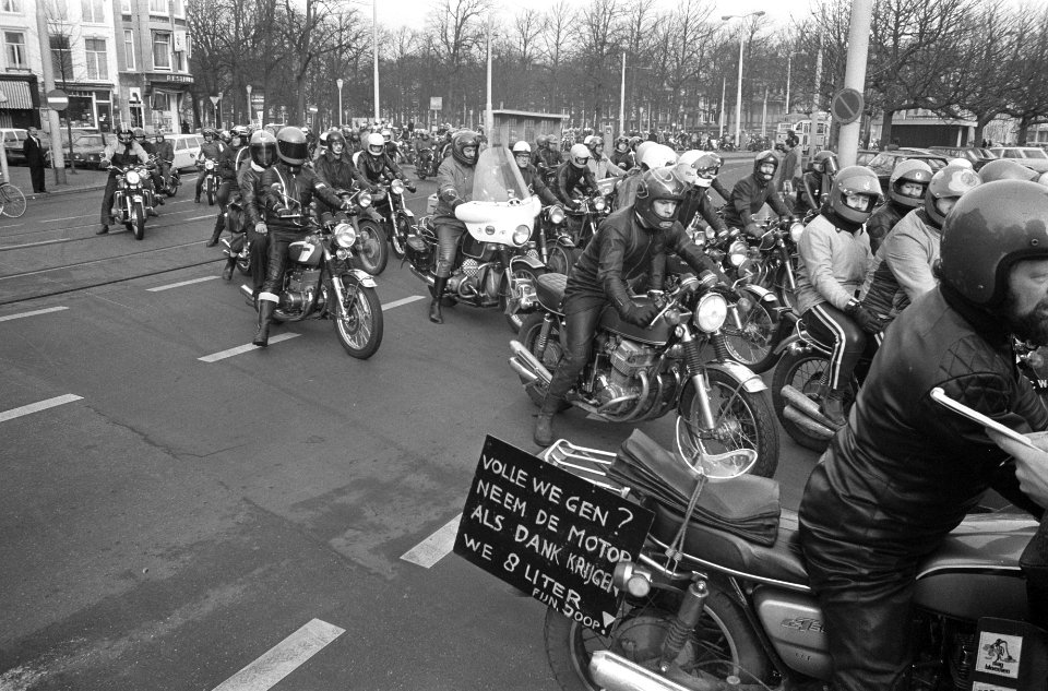 Motorrijders rijden richting Binnenhof aan een van de motoren is een protestbor, Bestanddeelnr 926-9183