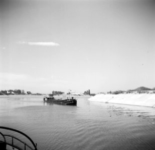 Motorschip op het Grand Canal d'Alsace bij Ottmarsheim, Bestanddeelnr 254-1209