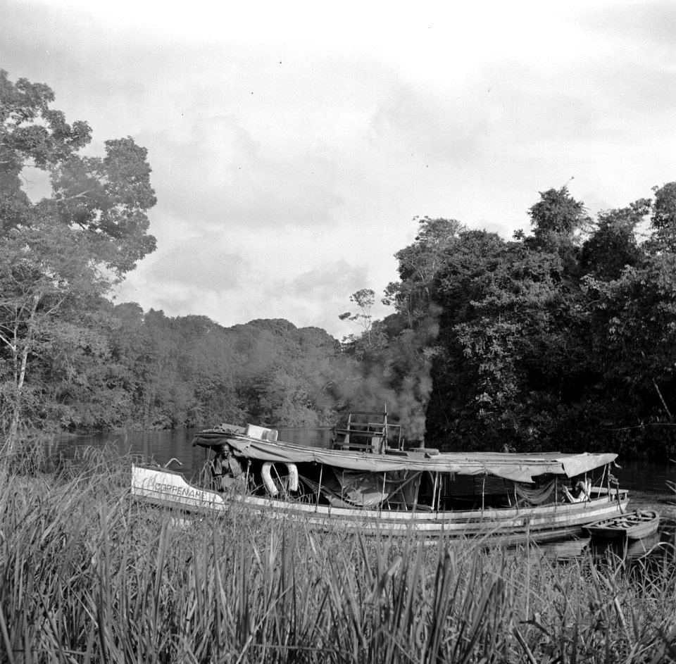 Motorschip Coppename dat vaart tussen Coronie en Nickerie, Bestanddeelnr 252-5623