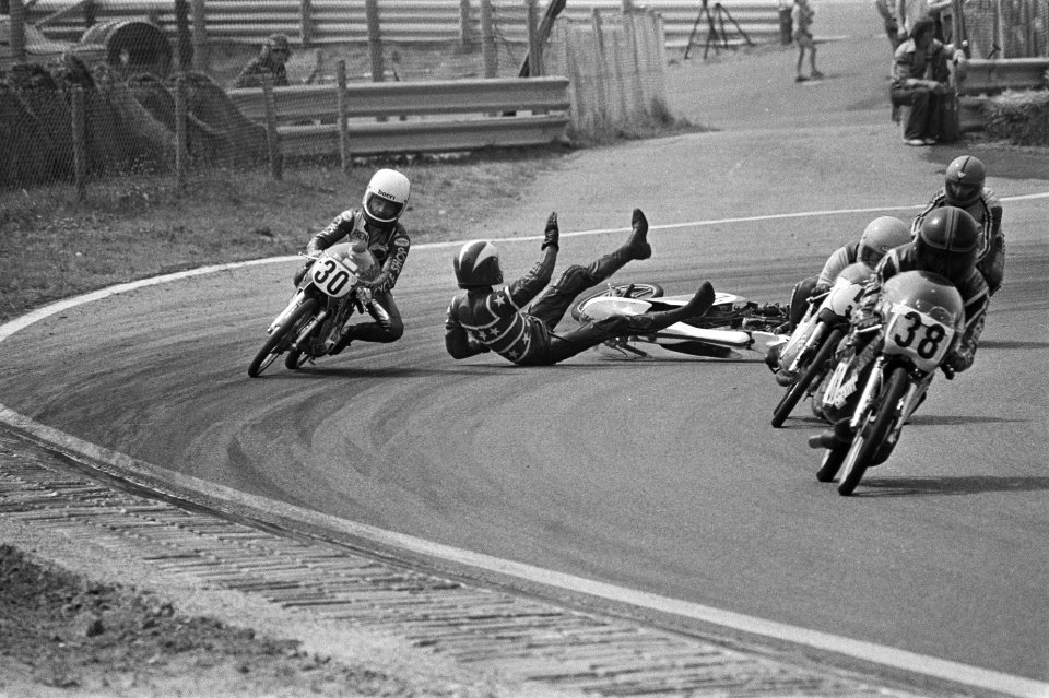 Motorraces Zandvoort, meetellend voor Nederlandse kampioenschappen val Kees Bes, Bestanddeelnr 929-7560