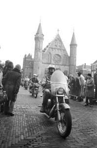 Motorrijders rijden over het Binnenhof, Bestanddeelnr 926-9180
