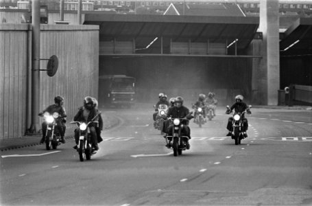 Motorrijders rijden uit de IJ-tunnel, Bestanddeelnr 928-0421