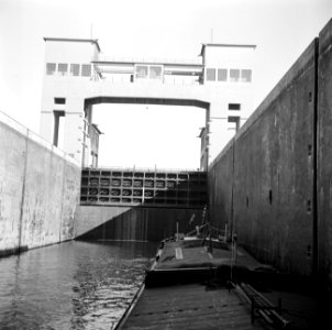 Motorschip in de sluis in het Grand Canal d'Alsace bij Kembs, Bestanddeelnr 254-1236