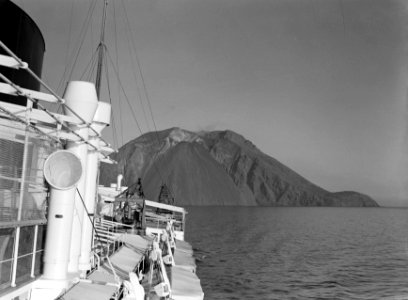 Motorschip Dempo nadert het vulkaaneiland Stromboli, Bestanddeelnr 252-1812
