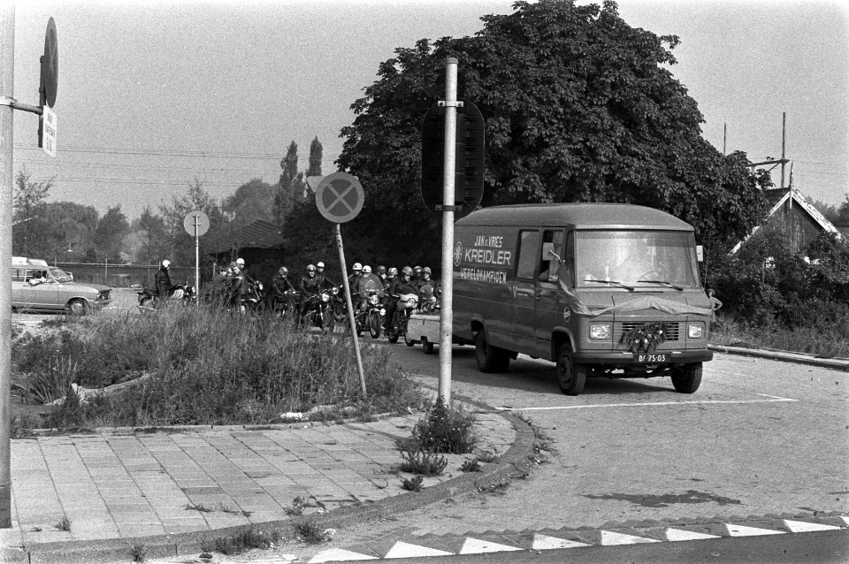 Motorrijder Jan de Vries vertrekt met krans en beker (W voor huldiging uit Amste, Bestanddeelnr 925-0033