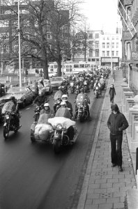 Motorrijders rijden richting Binnenhof, Bestanddeelnr 926-9181
