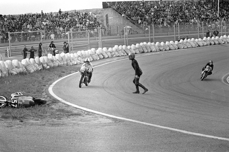 Motorraces op Zandvoort nr 28, 29, 30 valpartij op circuit, Bestanddeelnr 927-3245