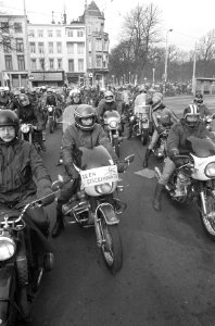 Motorrijders rijden richting Binnenhof, Bestanddeelnr 926-9182
