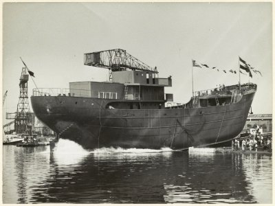 Motortrawler Antonio Pascoal wordt bij de Haarlemse scheepswerf te water gelaten. NL-HlmNHA 54004042