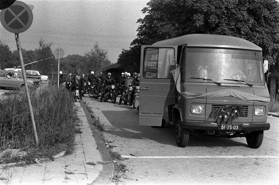 Motorrijder Jan de Vries vertrekt met krans en beker (W voor huldiging uit Amste, Bestanddeelnr 925-0032