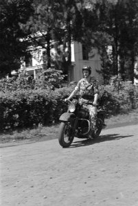 Motorordonnans Demonstrie vaardigheden motorfiets rijden, Bestanddeelnr 6051
