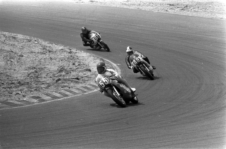 Motorraces op circuit Zandvoort, 350 cc-race, op kop Wil Hartog (nummer 55), ach, Bestanddeelnr 926-4377