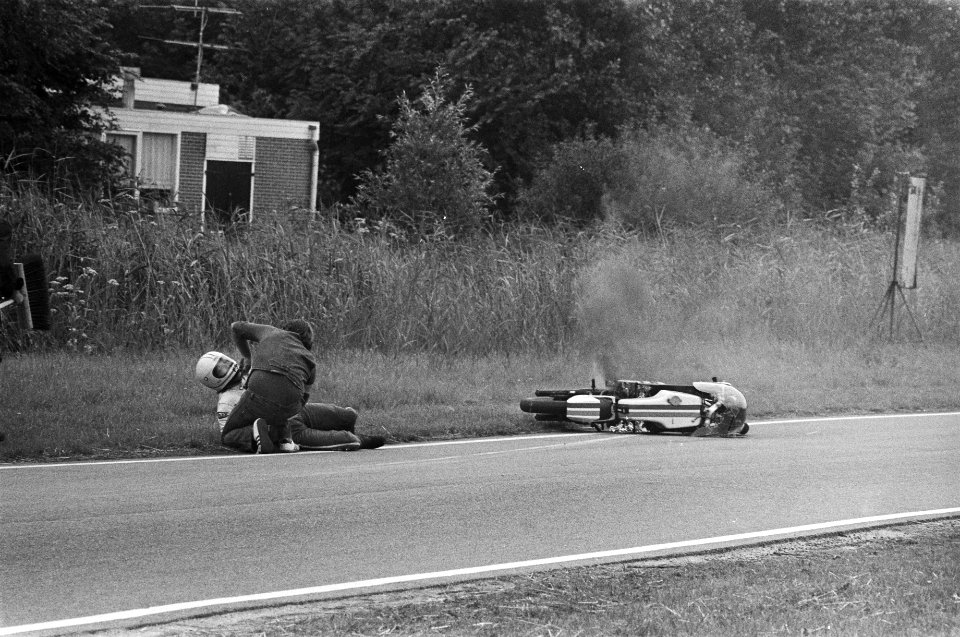 Motorraces circuit Sloten tijdens 500cc kwam Peter Smetsers ten val, hierbij vl, Bestanddeelnr 929-2971