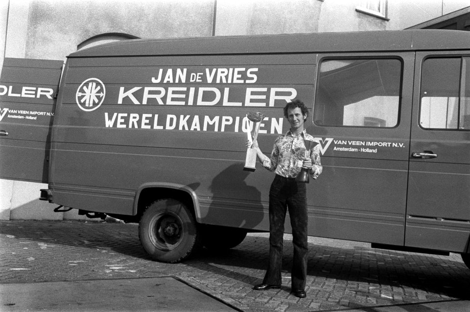 Motorrijder Jan de Vries vertrekt met krans en beker (W voor huldiging uit Amste, Bestanddeelnr 925-0031
