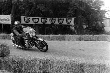 Motorrijder H. van Kruys tijdens de wedstrijd, Bestanddeelnr 925-6741