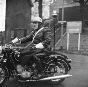 Motorpolitie met zwaailicht te Rotterdam, Bestanddeelnr 917-1855