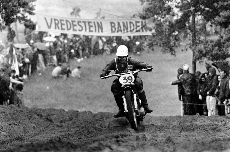 Motorrennen in Bergharen, nr. 13, nr. 39 D. Rickman (En nr. 14, nr. 49 Frederick, Bestanddeelnr 918-0071