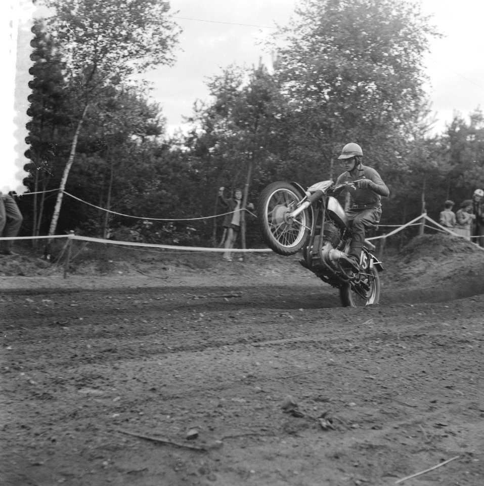 Motorraces in Tubbergen op Vasse. Springende motorrijder, Bestanddeelnr 912-8333