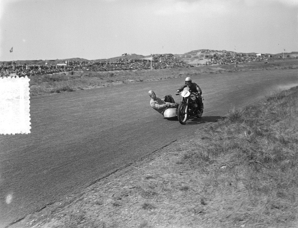 Motorraces Zandvoort. Zijspanklasse Fr. Vaassen (D) op Norton, Bestanddeelnr 905-7135
