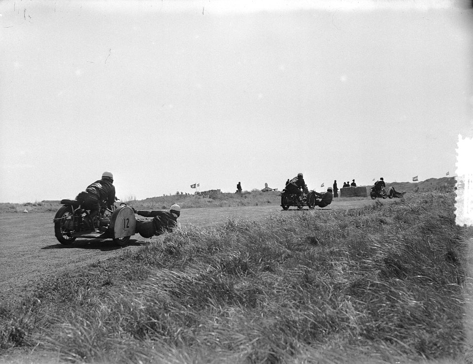 Motorraces Zandvoort. Zijspanklasse Fr. Vaassen (D) onderweg, Bestanddeelnr 905-7136