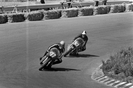 Motorraces Zandvoort. 350cc rechts (nummer 63) Rob Bron links Cas Swart (nummer , Bestanddeelnr 921-5249