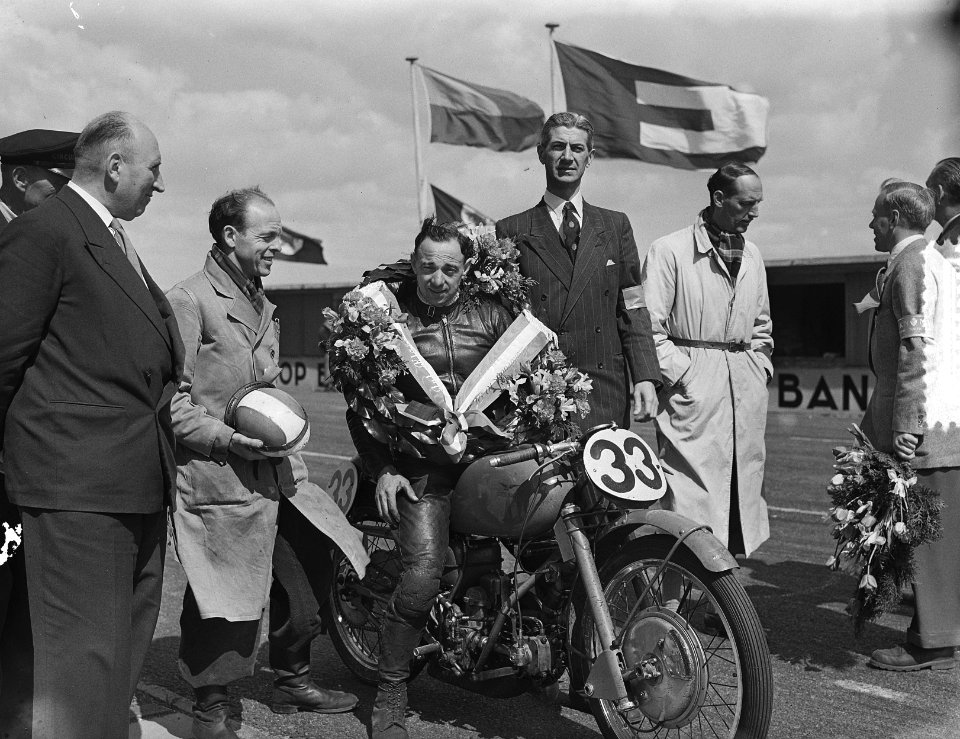 Motorraces Zandvoort. Winnaar Alex Mayer (Oostenrijk) Moto Guzzi 250cc, Bestanddeelnr 905-7134