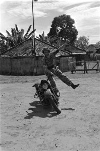 Motorordonnans. Demonstrie vaardigheden motorfiets rijden, Bestanddeelnr 6043