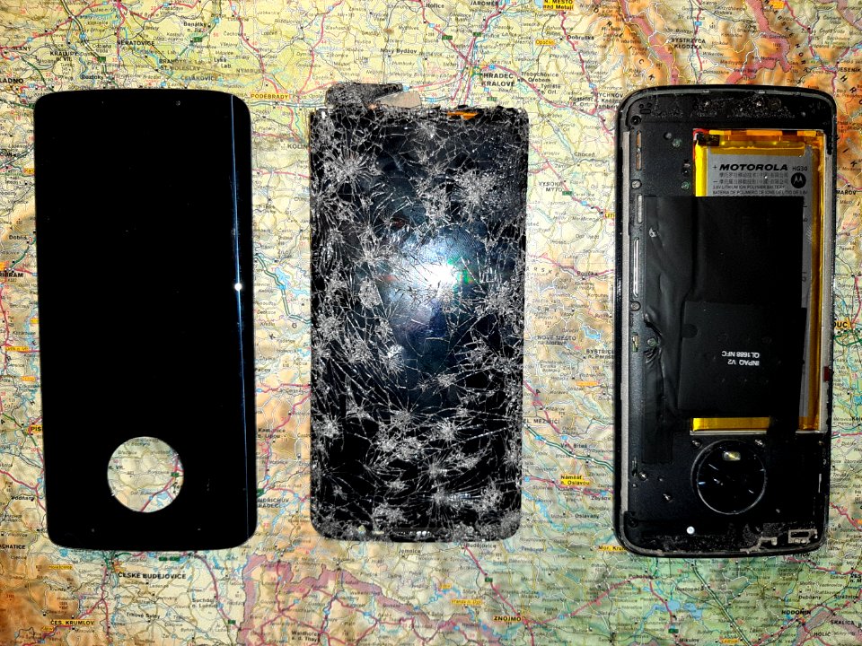Motorola cell phone disassembly 5