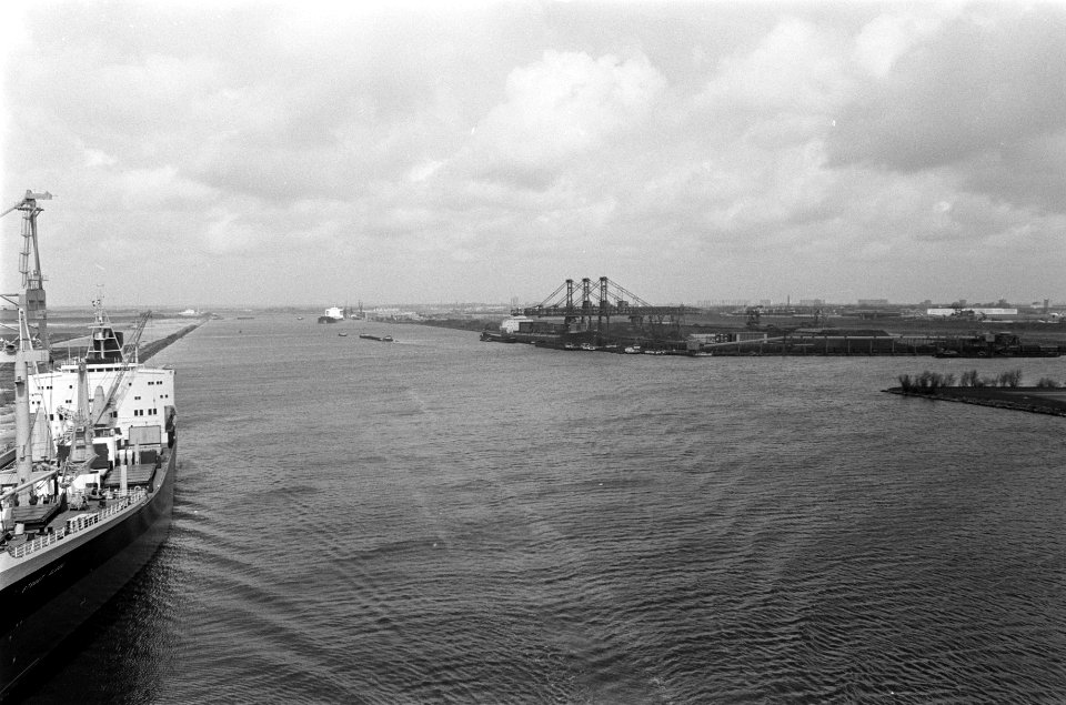 Motorvrachtschip Straat Algoa door Verolme Verenigde Scheepswerven overgedra, Bestanddeelnr 922-3401