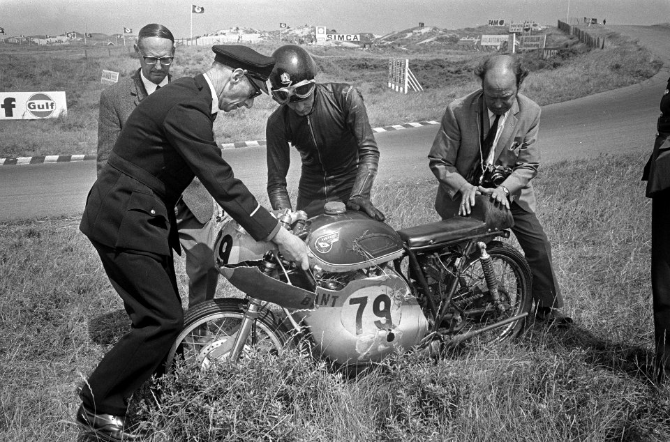 Motorraces Zandvoort. Paul Lodewijkx kwam te vallen in 250cc klasse, Bestanddeelnr 921-5250