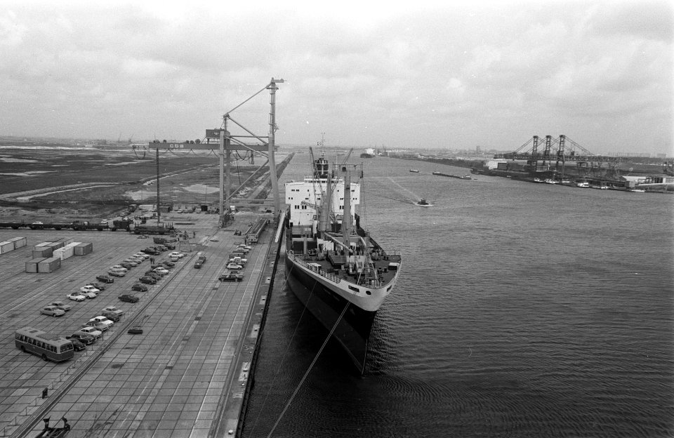 Motorvrachtschip Straat Algoa door Verolme Verenigde Scheepswerven overgedra, Bestanddeelnr 922-3400