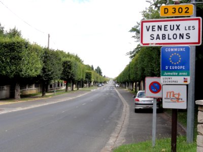 Moret-Loing-et-Orvanne, entrée de Veneux-les-Sablons (1) panneau "commune" pas encore enlevé 08-2017