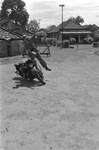 Motorordonnans. Demonstrie vaardigheden motorfiets rijden, Bestanddeelnr 6044